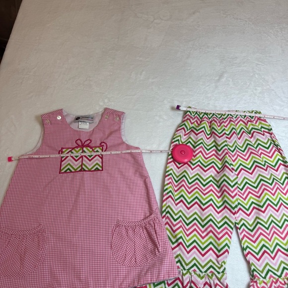 Smockadot Kids Chevron Set with Embroidered Present Emblem - Picture 4 of 10